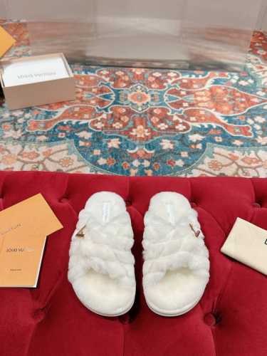 驴牌新款羊毛电绣平底拖鞋 超舒适的lv双带毛拖 简约随性 时髦有范，慵懒又不乏高级感，最舒适的拖鞋没有之一，随意上脚都好看有型，绝绝子鞋面.内里 全羊毛材质三合