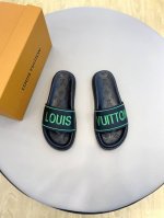 码38-45高端男士拖鞋，高品质时尚单品，用料上乘讲究，版型宽松舒适，推荐入手，鞋面选用经典丝绸刺绣工艺，时髦精致，内衬头层小牛皮，双层组合大底！编号004