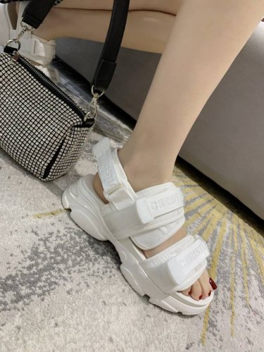 出厂价P Dior迪奥新品经典款。代购级别品质国外专柜爆款厚底凉鞋 鞋面内里：原版定制特殊电绣材料， 鞋底：原版开模1.1 轻便 底厚：后跟5Cm 前掌3C