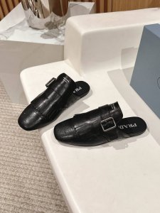 半拖 乐福鞋 PRADA 普拉达25ss新品复古走秀流苏乐福鞋半拖鞋系列流苏搭配雕花工艺设计网红ins热捧 复古又时尚上脚非常舒适又百搭！鞋面采用进口小牛皮内里