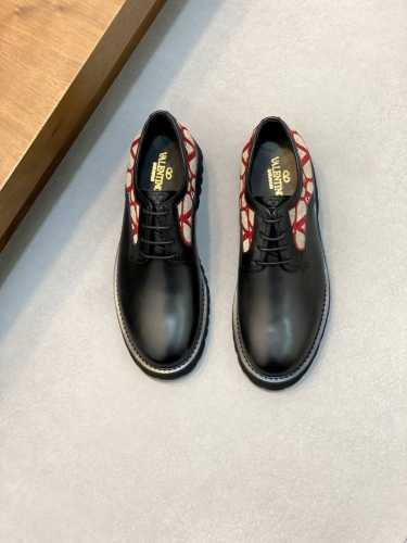 Valentino华伦天奴新款男士时尚休闲皮鞋 这款皮鞋采用进口牛皮鞋面 内里本染小牛皮 小牛皮鞋垫 上脚柔软舒适透气 配原盒全套包装 看得见的细节和品质 si