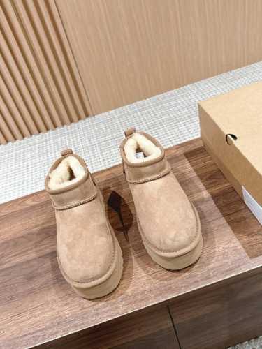 UGG 新款mini厚底毛毛雪地靴 被Bella、Gigi种草的一款，火的爆炸，搭配一双堆堆袜，又高级又时髦，纯纯的美式穿搭，厚底尽显大长腿！ 隆丰厚实皮毛一体