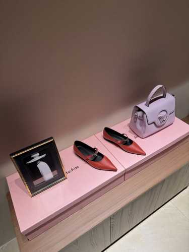 hermes 爱马仕春夏最新kelly扣尖头平底鞋hermes 爱马仕春夏最新kelly扣尖头平底 单鞋 搭配极具辨识度的马家五金扣 上脚超级百搭好看时髦 超多