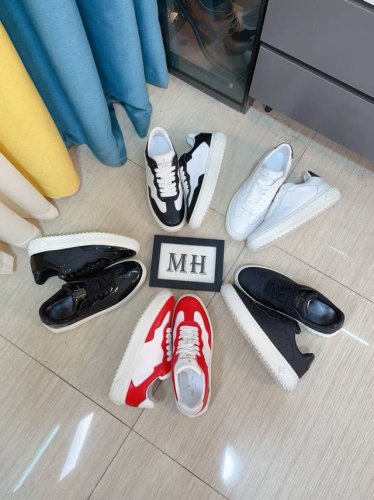 出厂价 Lv路易威登 全套包装高版本 时尚潮男必备，香港专柜新品出炉, 大牌风范，欧美大师强力打造独特款式，上脚舒适，大底超柔软，超耐磨。给人视觉冲击感强。材料