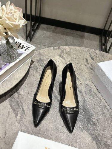 Dior2025 春夏新品钢印字母Logo单鞋 凉鞋系列 单鞋 高跟鞋 顶级版本 延续D家永恒经典！这款鞋低调不失华丽 性感又不显张扬 鞋型是大家都爱的秀气款
