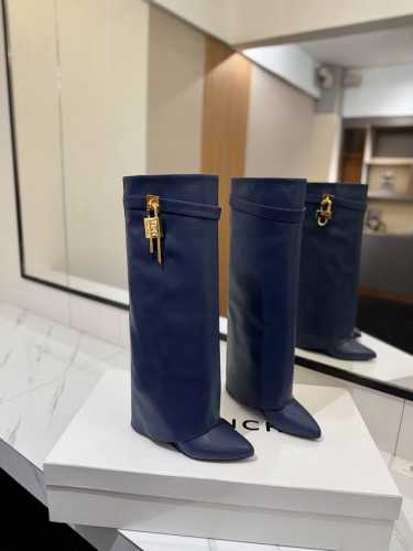 专柜正品级定制版本 GIVENCHY0 新款高跟长靴，市面最高版本 纪梵希 锁扣 风靡整个时尚圈 原版开发鞋型超级正 最高还原度鞋型 包裹性非常好 显瘦 显高级