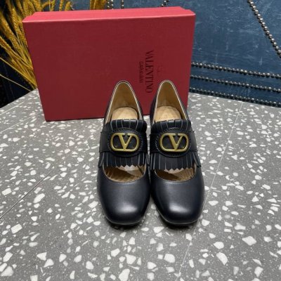 valentino华伦天伦 鞋面：韩腊感牛皮 内里：羊皮 跟高：5.5Cm 大底：真皮大底 码数：35-4 .41.42定制 价格p：