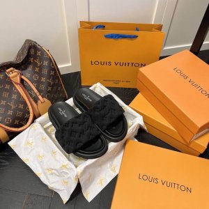 出厂 Lv 情侣款 专柜主打最新款压花拖鞋硬货上新 代购级别！高级感十足！国内外博主刷爆的一款，复古又时髦 上脚美炸了！官网主推款 鞋面：高定制丝光布压花 内里