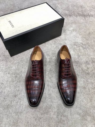 Gucci 男士经典牛津鞋男士商务正装皮鞋 经典款 极致艺术 全鞋采用进口打蜡饮奶牛牛皮古法手工描改擦色 酒红 精挑细选 毛孔细腻 光泽度极好 质感柔软 韧性强