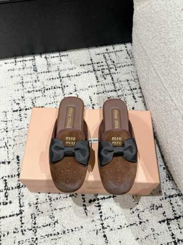 Miu Miu 缪缪 25 早春新品 专柜主打最新走秀款 蝴蝶结复古玛丽珍平底半拖火爆上新！ 缪家高货 顶级工艺打造精品质感 无敌舒适 绝对是一见钟情款！时尚百