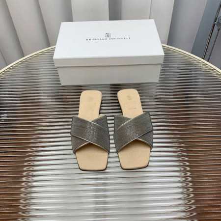 BrunelloCucinelli 。B C凉鞋上新款了。进口羊绒面料。内里进口羊绒，纯铜珠链，原版真皮底，上脚美观大方，百分百原版开发。原版包装，码数35 － - 点击图像关闭