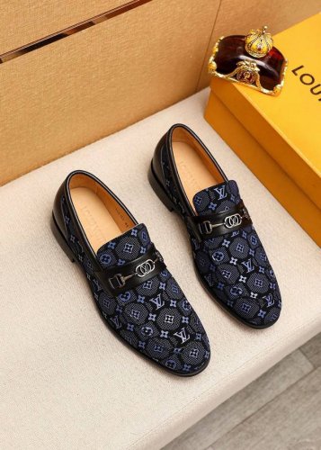 商品商标 Louis Vuitton 路易威登 休闲皮鞋 正码码数: 38-44 45.46.47订制 商品材料 精选 进口胶料印花鞋面+奢华五金扣 进口头层牛