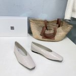 高品质出厂 小众潮牌Toteme25春夏新品复古方头平底玛丽珍单鞋奶奶鞋 简约的冷淡风 复古又百搭 穿在脚上 质感十足 整个造型都会显得很高级 时髦小姐姐必备单