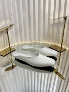 prad* 普拉达 25ss早春新款 绝美方头高跟方跟粗跟凉鞋后空单鞋。时尚界久违的极简之美 经典时尚配色 毫不费力的优雅风来袭 时髦 精致 绝美 方头开边珠外