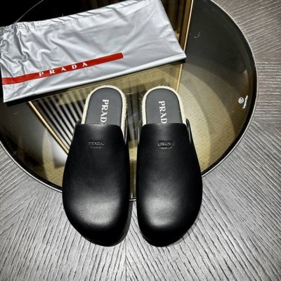 prada 这款时尚休闲的穆勒鞋巧妙融合精致质感 饰有标志性涂珐琅三角形金属徽标 皮革衬里 鞋面饰有prada Milano字母徽标 轻质橡胶鞋底 10毫米 绳
