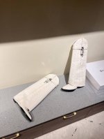GIVENCHY纪梵希新款金属扣长靴 风靡时尚圈的裤腿靴，非纪梵希莫属 经典版型一再升级 原版1:1开发，腿部饰有皮革束带 搭配金属扣侧面饰有银色和金色饰面 不