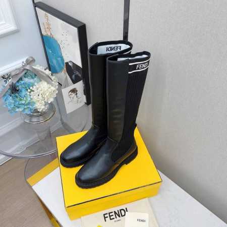 中筒 - 约33cm Fend*全新升级版本马丁靴经典秋冬系列 FF袜子弹力中筒靴Rockoko超显瘦 鞋面：弹力FF飞织袜筒软牛皮 内里：羊皮内里 鞋底：原版 - 点击图像关闭