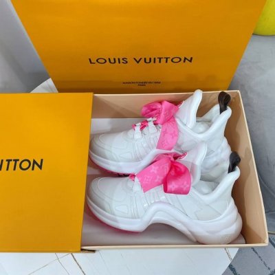 出厂 Louis Vuitton 路易威登休闲老爹鞋 弓形运动鞋 丝巾款 Ss新配色。本款 Lv 运动鞋以牛皮革和有机材质塑造鞋面，通过蝴蝶结鞋带点亮姿彩。宽大