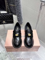 Miumiu新款厚底金币乐福鞋，这一款也太美了吧无敌搭配怎么穿都超级好看 钱币的设计很复古很时尚！ 依然是经典金币设计～ 皮质超有质感 厚底增高矮个子爱了～ 上