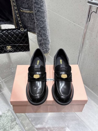Miumiu新款厚底金币乐福鞋，这一款也太美了吧无敌搭配怎么穿都超级好看 钱币的设计很复古很时尚！ 依然是经典金币设计～ 皮质超有质感 厚底增高矮个子爱了～ 上