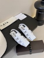 Alaina 阿莱亚25ss早春新品 方头 罗马平底凉鞋这一季的鞋履全新视觉体验 俏皮搭配 显得酷酷的真是绝美 鞋柜必备的时尚单品。面料采用进口小牛皮 内里垫脚