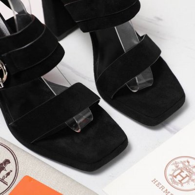 厂价 HermèS 爱马仕经典防水台一字带 粗跟高跟凉鞋 极约复古的设计 浓厚的异域风情 时髦感十足、随便上脚都很有腔调 简简单单的款式随便搭配一下高级感就很棒