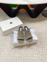 出厂 小众潮牌Toteme25春夏平底方头简易拖鞋 呈现的利落融合很的完美 牛反绒打造上脚超级舒适 无是论休闲度假还是优雅知性 都驾得驭很好 比象想中更百搭多变