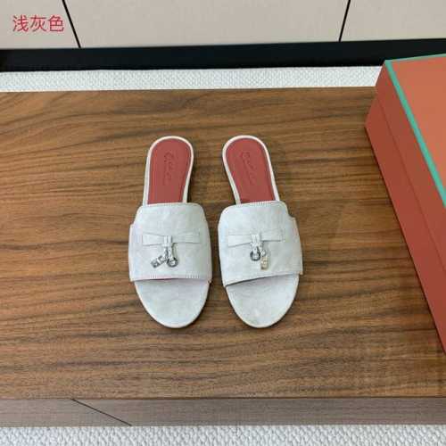 Loro piana 代购级平底拖鞋。这款绒面拖鞋搭配饰有Loro Piana My Charms 吊坠的饰带，并饰以同色缝线。精致柔美，适合搭配都市和度假装束