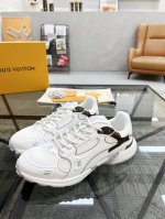 L 顶级代购 路 炸街情侣款爆款运动板鞋专柜同步，鞋面意大利进口牛皮搭配网布面料，高品质滴胶复杂拼接工艺品，进口舒适网布内里垫，鞋底：原厂特供原版底，Tpu独家