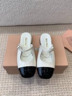 Miu Miu 缪缪 25ss春夏 小粗跟 玛丽珍 半拖 上脚果然更惊艳~个性设计非常百搭，而且高度也太适合我了，穿着不累脚 绝对入手不亏的一双！面料：进口进口