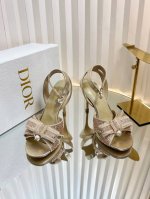Dior迪奥 玛丽亚 嘉茜娅 蔻丽 Maria Grazia Chiuri 推出精致高雅的 Dior Gem 带跟凉鞋 采用银色调棉质面料精心制作 饰以金属光泽