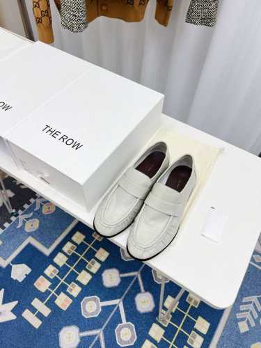 The row春夏爆款乐福鞋 可以暴走的平底鞋，复古的巧克力配色充满法式风情，极简设计理念，版型显瘦好穿颜值与实用性并存 鞋面：压纹牛皮 垫脚：牛皮垫 大底：注