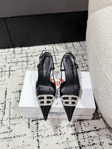 橙子出厂价P Balenciaga 巴黎世家新款 水钻Bb扣尖头高跟凉鞋 高跟鞋 巴黎世家的鞋子绝对开了挂，整双鞋的精髓就是它的鞋头了，够长够尖，并且不带臃肿感