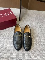 Gucci古驰 Jordaan系列女士乐福鞋 作为Gucci设计传承的杰出代表 马衔扣乐福鞋生动彰显经典优雅格调 这款鞋履甄选黑色漆皮打造，匠心融蕴浅金色调经典