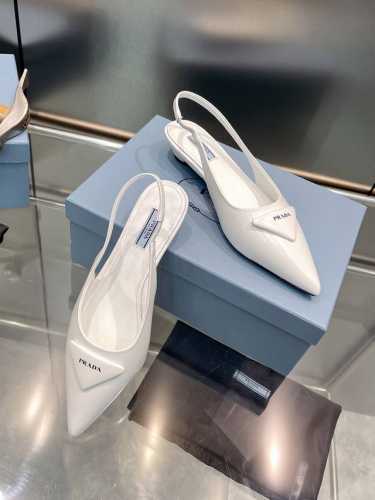冲量价: P340Prada 普拉达春夏新品，实力来袭！时髦百搭Nice单品，意大利专柜代购原版鞋开发，1比1照足原味复刻。今年的主题就是不被定义 通过简单简洁