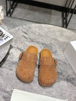货期一周 罗意威Loewe 2025春夏新品勃肯懒人一脚蹬鞋玛丽珍穆勒鞋以可爱有趣的圆形鞋头搭配极具复古风的雪花丝光细节，设计感十足面料：雪花丝光牛皮羊皮里包裹