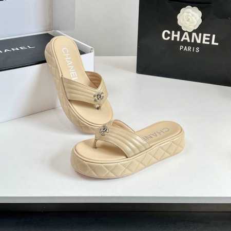 工厂价 高版本 2025C早春最新款、Chanel 香奈儿厚底夹趾凉拖、凉鞋、拖鞋 香奶奶家一贯的优雅名媛气质 高级感十足！上脚非常Nice～不管光脚穿或搭配裙 - 点击图像关闭