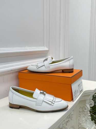 爱马仕 HerméS 乐福H 五金扣件单鞋 高品 原版工艺 白色黄里 款式经典 简约 此款主要对比的就是工艺 品质 爱马仕 HerméS 夏天开始不一样的夏天生