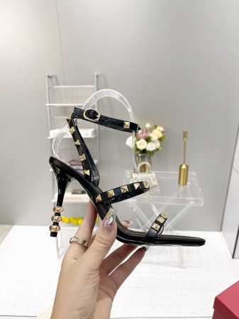 Valentino专柜新品给大家推荐一款 网红街拍都爱搭配的腔调单品哦~ 跟着时尚达人的步伐来走准没错！搭配上简单或时尚款的衣服穿，鞋面镂空设计搭配V家经典铆钉 - 点击图像关闭