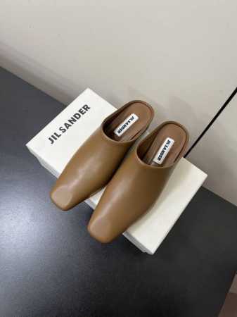 Jil Sander 25 小方头坡跟皮拖 穆勒鞋 对鞋子有强烈要求舒适感的 必入的一款，適合懶人穿的 一套进去就可以出門了，知性有個性的姐妹不要錯過 鞋面：牛 - 点击图像关闭