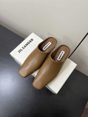 Jil Sander 25 小方头坡跟皮拖 穆勒鞋 对鞋子有强烈要求舒适感的 必入的一款，適合懶人穿的 一套进去就可以出門了，知性有個性的姐妹不要錯過 鞋面：牛