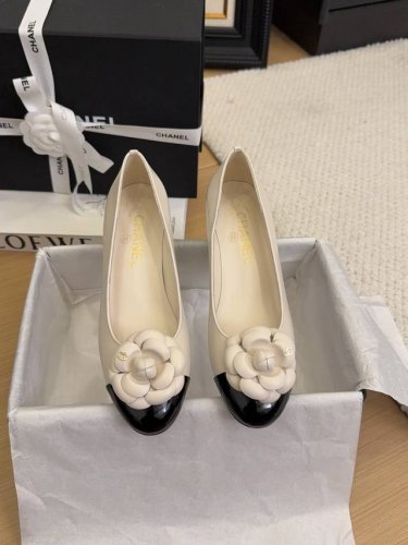 现货发售 *25 专柜 正品级 版本！！ 官方目录： 码数：35、36、37、38、39 34 40 41 需要定做跟客服 沟通 皮面10 均配有意大利正品包装