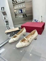工厂p橡胶底 Vt2025春夏新款，原版开发1：1简直不要太好看了！！！小性感的同时又带有少女的小可爱经典的V扣永不过时，这次蝴蝶节Yuan版打造，你值得拥有