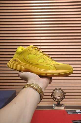 顶级原单 品牌：Dior 迪奥 标准码：男码39-44 45定制 等级：官网同款 材料：顶级原版牛皮拼接而成 原版耐磨轻便大底 款式类别：潮流时尚休闲鞋 尊贵奢