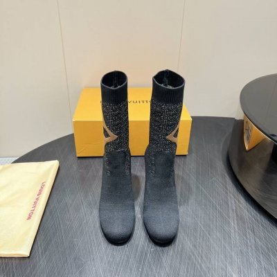出厂: 独家顶级版本 Lv2025Vs秋冬新款时装靴系列 圆头粗跟长靴 Silhouette 踝靴在本季以超柔软小牛皮重新演绎 系在领口上的条带赋予其极具女人味