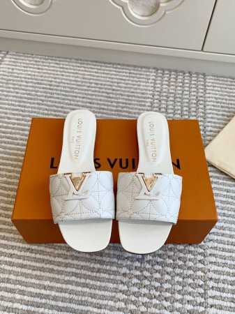 L驴家新品Capri 系列 V扣电绣平底粗跟凉拖鞋 顶级品质 跟高：中跟5Cm 鞋面：进口小牛皮 羊皮内里 意大利进口真皮大底 Size：35-39 40、41 - 点击图像关闭
