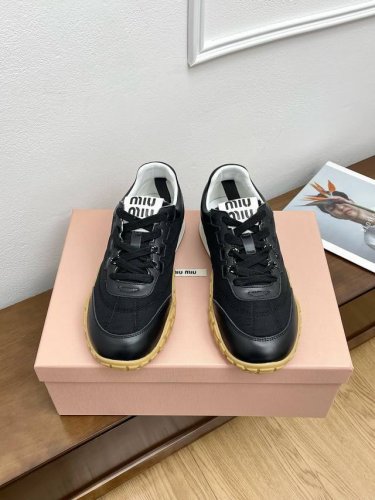 顶级版本Miu Miu 25Ss 春夏新款走秀Miumiu 德训鞋 魔术贴玛丽珍鞋 休闲鞋秀场工艺来自Miu Miu系列的细节特写 新季的潮流此刻挚爱的概念，多
