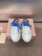 工厂价 Miumiu 2025春夏高定系列走秀新款果冻色系带休闲运动小白鞋 缪缪明星同款字母Logo圆头拼色滑板女拖鞋 材质 鞋面进口小牛皮+水染羊皮内里+原版