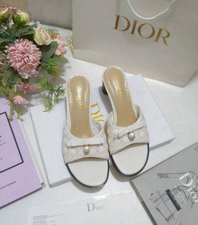 出厂价Pp皮底 ，橡胶 Dior Ballet 带跟凉拖是二零二五秋季系列新品，融入 Dior 的高订风格重新诠释经典款式。采用白色绗缝羊皮革精心制作，饰以藤格