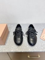 Miu Miu 缪缪 25Ss春夏新款 复古 阿甘鞋 德训鞋 休闲鞋 秀场工艺来自Miu Miu系列的细节特写 新季的潮流要素一 与此刻挚爱的概念，多元对撞，传